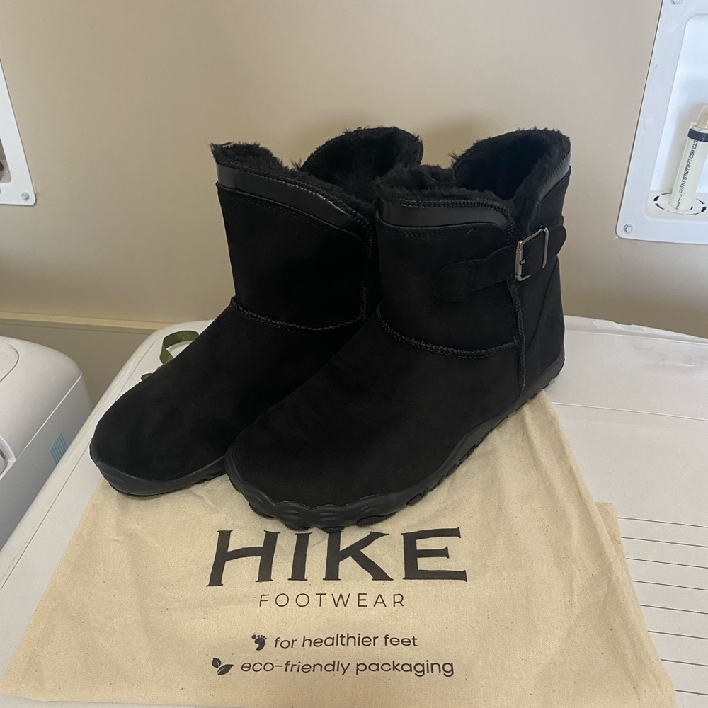 HIKE Footwear Women’s Cozely Black Suede Faux Fur Ankle Boots FITS LIKE 9 NEW